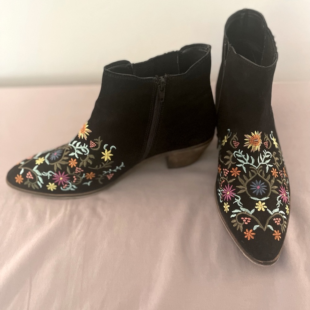 Western style ankle boots with flair!